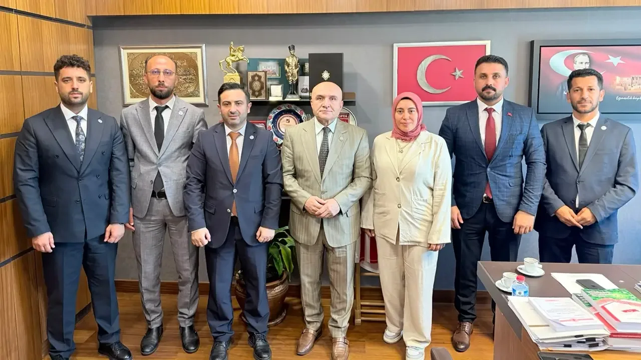 Sendika heyeti Mobbing Kanunu için milletvekili ziyaretinde makam odasında toplu fotoğraf
