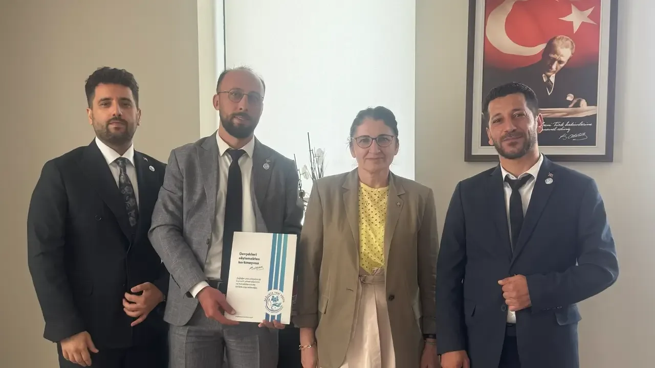 Sendika heyeti sağlık mesleklerinin görev alanlarına ilişkin görüşmede yetkiliye dosya sunarken
