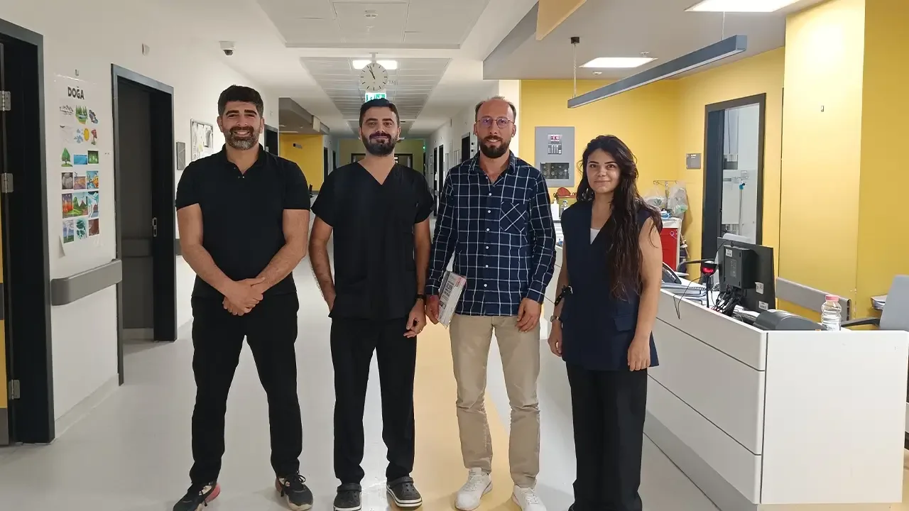 Sendika heyeti İzmir Şehir Hastanesi koridorunda sağlık çalışanlarıyla birlikte