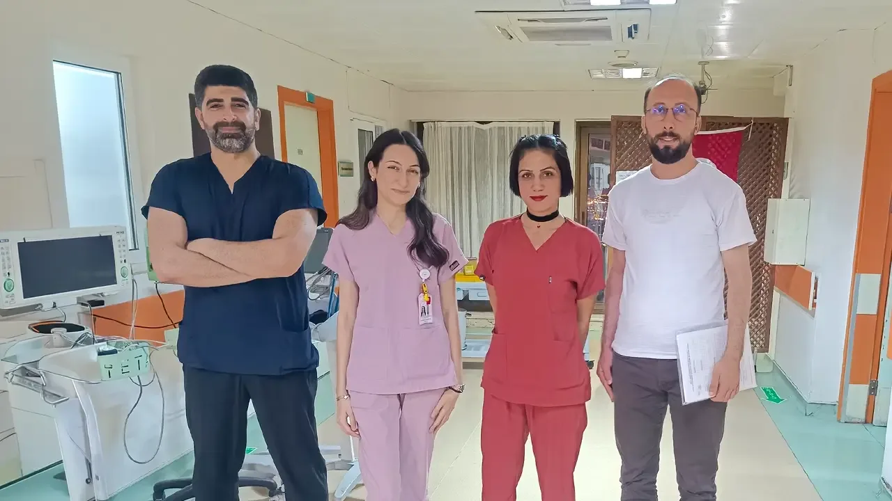 Sendika temsilcileri İzmir'de hastane servisinde sağlık çalışanlarıyla saha ziyaretinde